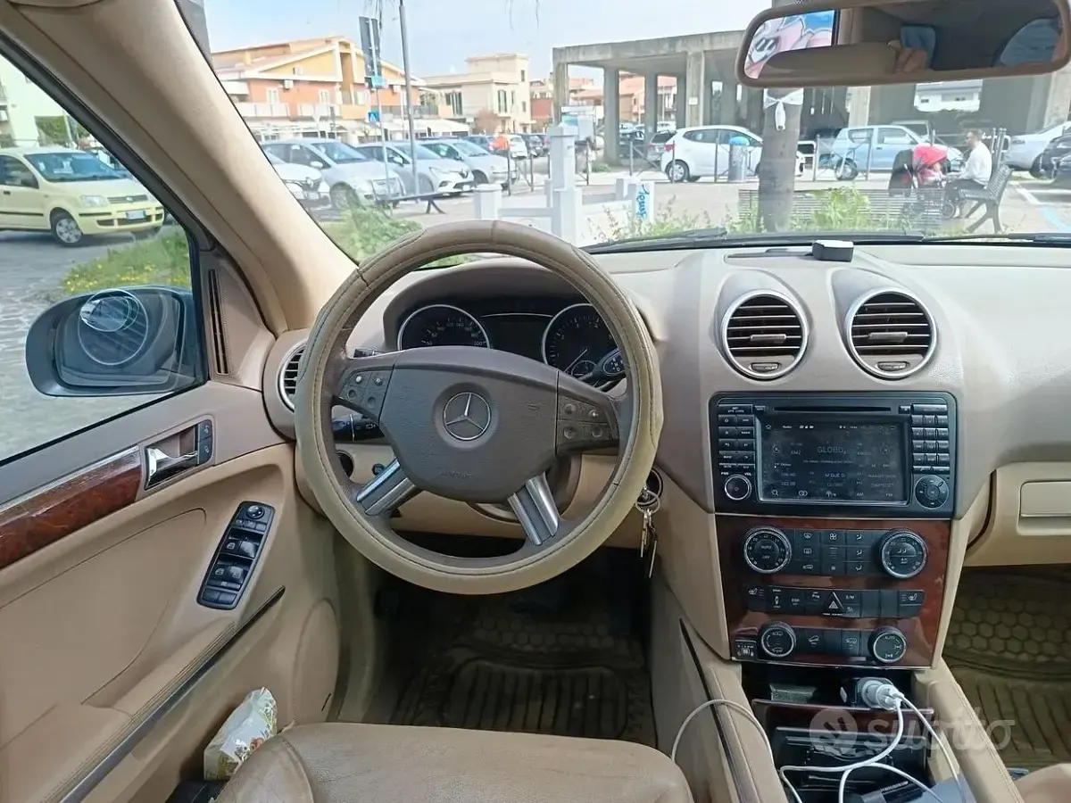 Usata Mercedes ML350 272 CV (200 kW) 2006 Grigio SUV
