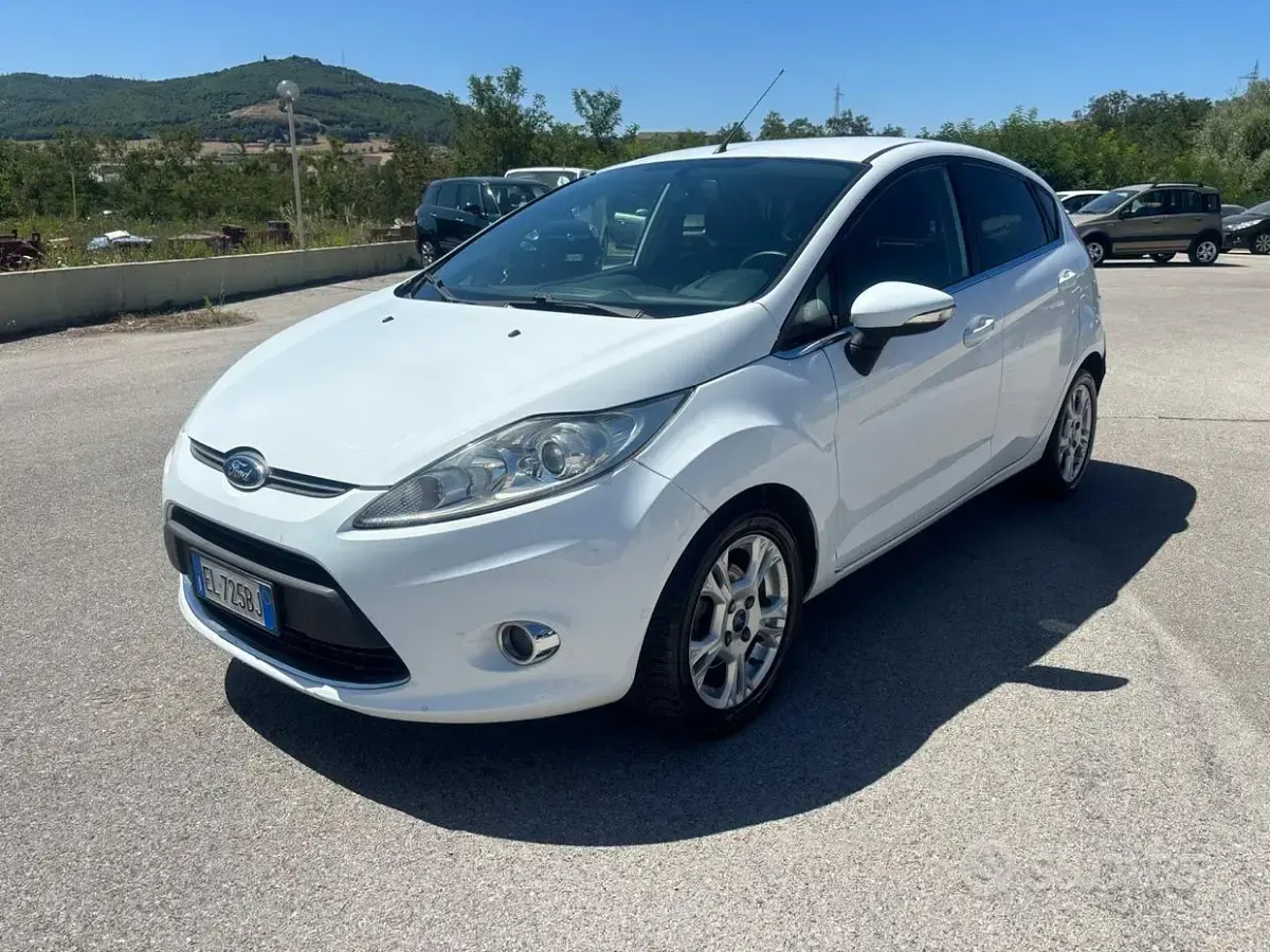 Usata Ford Fiesta Titanium 68 CV (50 kW) 2011 Bianco Berlina