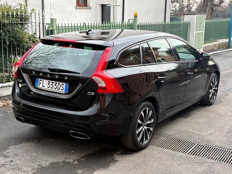 Usata Volvo V60 R-Design 120 CV (88 kW) 2017 Nero Station wagon