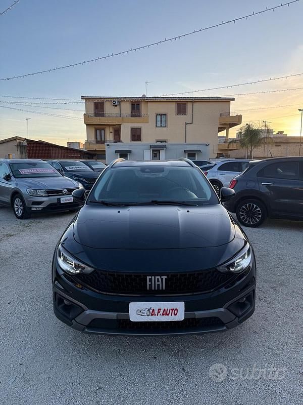 Usata Fiat Tipo Cross 130 CV (95 kW) 2022 Nero Berlina