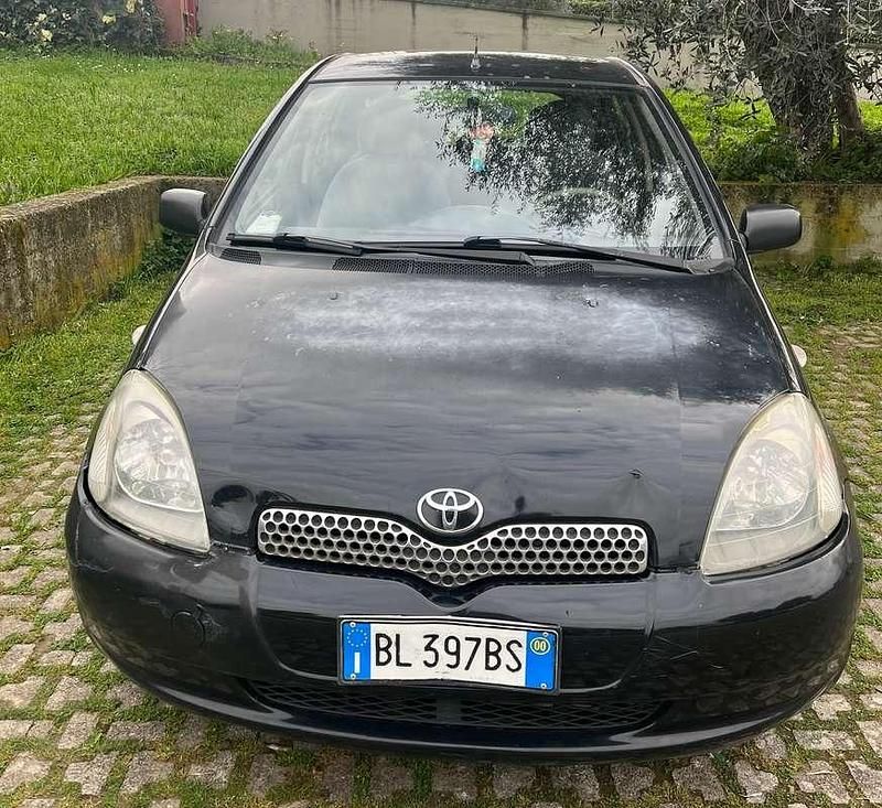 Usata Toyota Yaris Sol 68 CV (50 kW) 2000 Nero Berlina