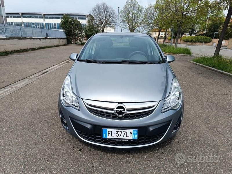 Grigio Usata 2012 Opel Corsa Tre volumi | 6450 € (Molto cara) - Immagine 1/4