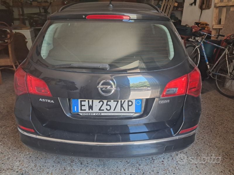 Nero Usata 2014 Opel Astra Station wagon | 6500 € (Cara) - Immagine 1/4