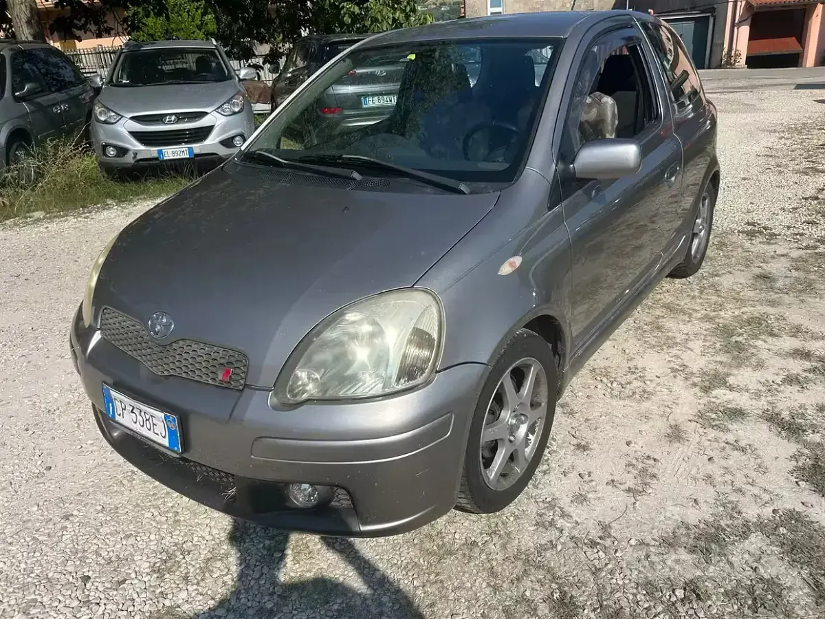 Usata Toyota Yaris Sport 105 CV (77 kW) 2004 Grigio Berlina