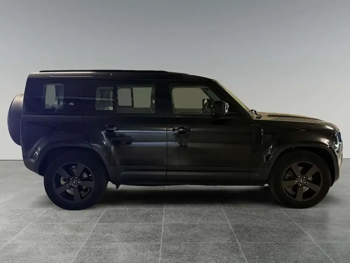 Usata Land Rover Defender SE 200 CV (147 kW) 2023 Santorini black SUV