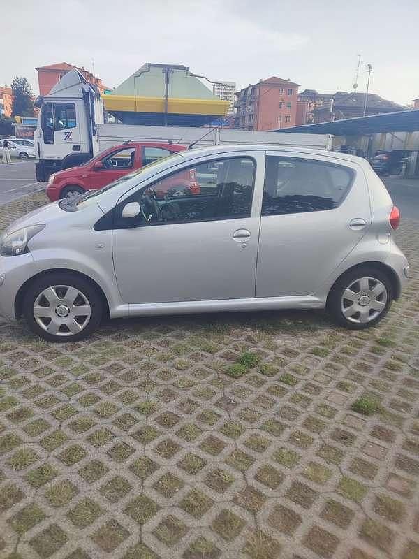 Usata Toyota Aygo 68 CV (50 kW) 2007 Argento Utilitaria