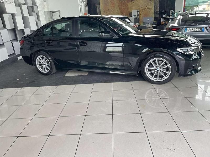 Usata BMW 320 Sport Line 190 CV (139 kW) 2022 Saphireschwrz metallizzato Berlina