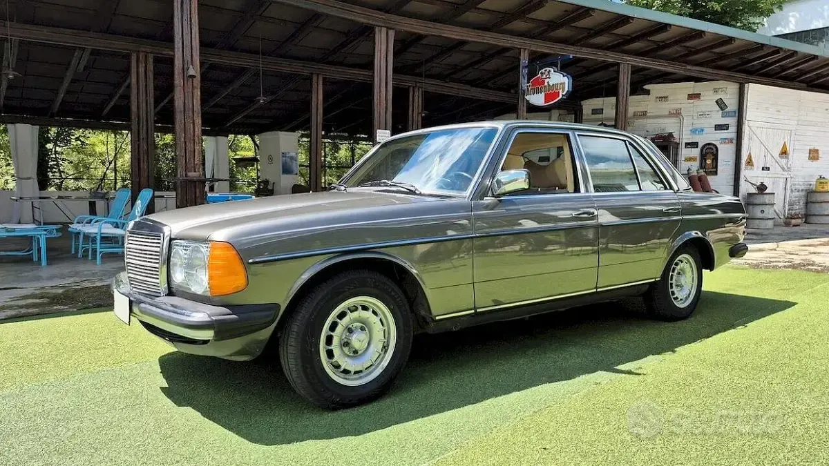 Usata Mercedes 240 72 CV (52 kW) 1980 Berlina