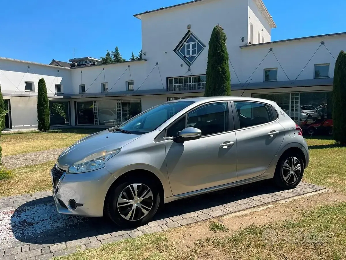 Usata Peugeot 208 Active 68 CV (50 kW) 2013 Grigio Utilitaria