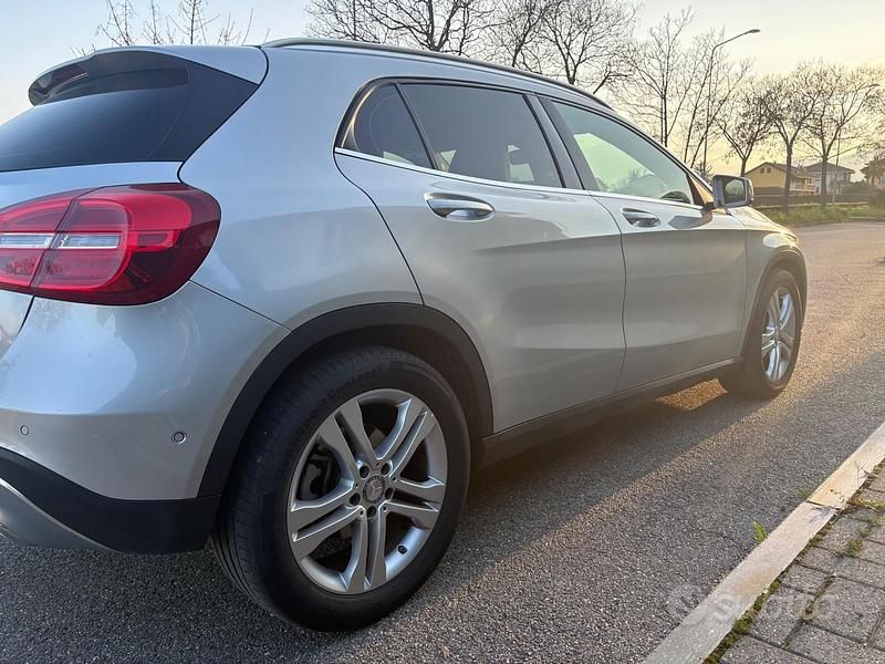 Usata Mercedes GLA200 136 CV (100 kW) 2014 Grigio SUV