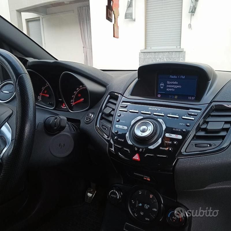 Begagnad Ford Fiesta ST 182 HK (133 kW) 2015 Vit Sedan