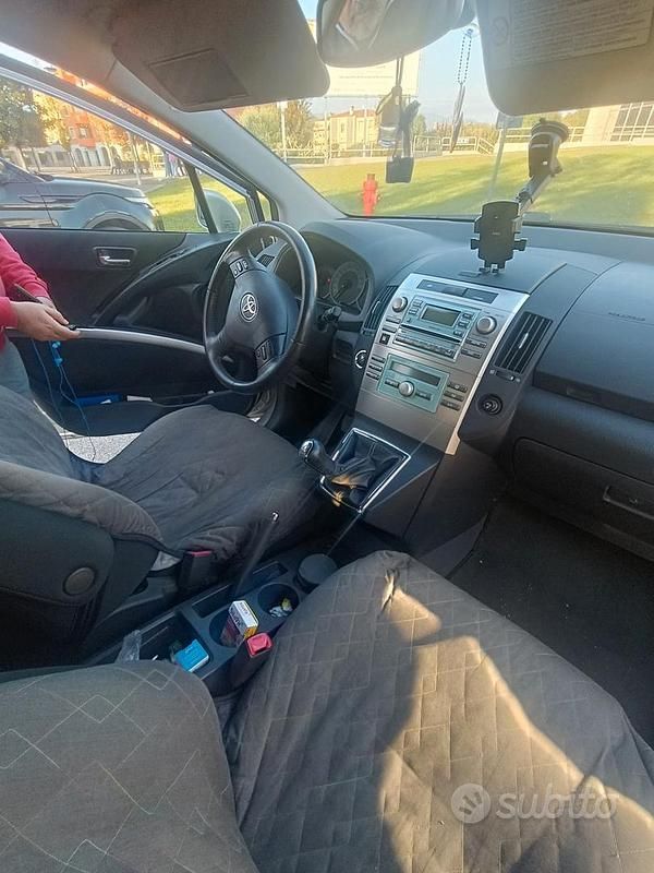 Usata Toyota Corolla Verso 177 CV (130 kW) 2006 Grigio Monovolume