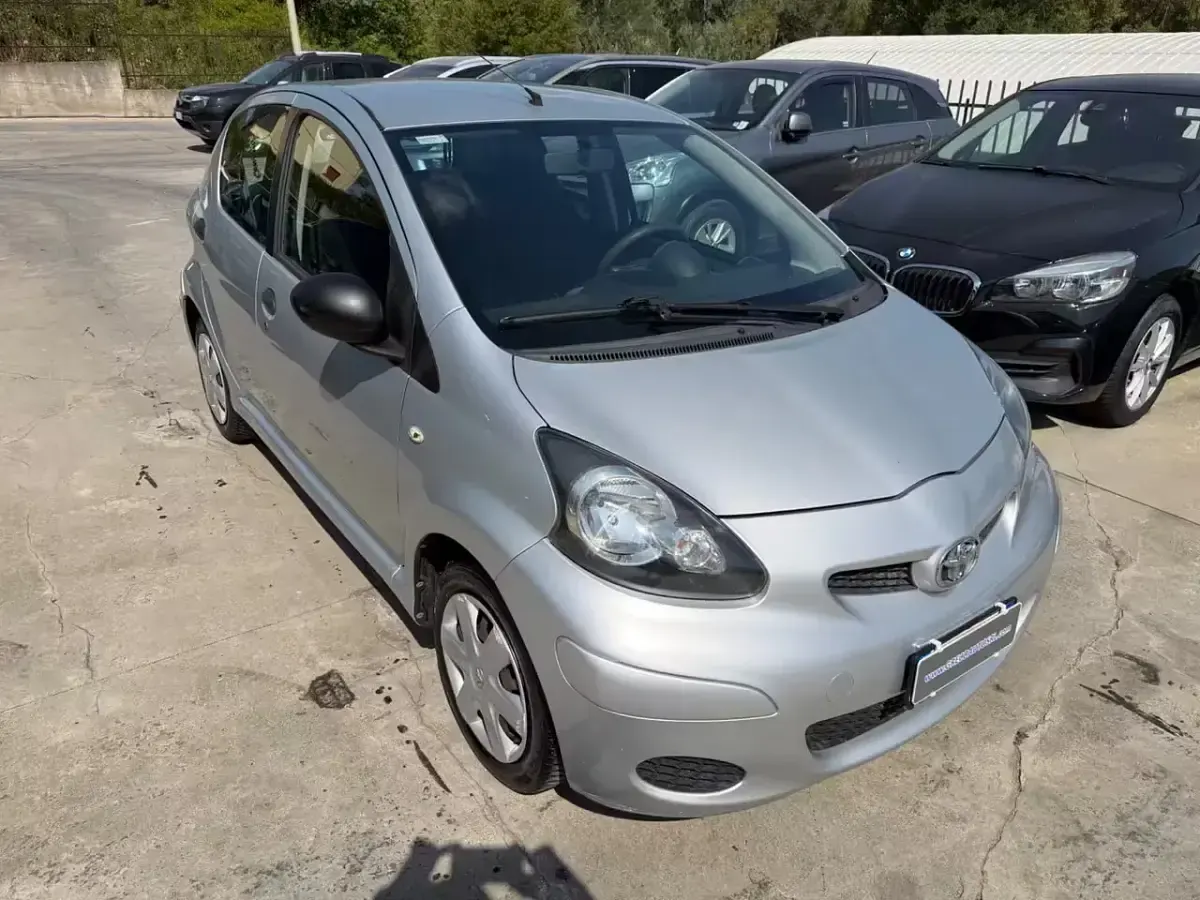 Usata Toyota Aygo 68 CV (50 kW) 2010 Argento Utilitaria