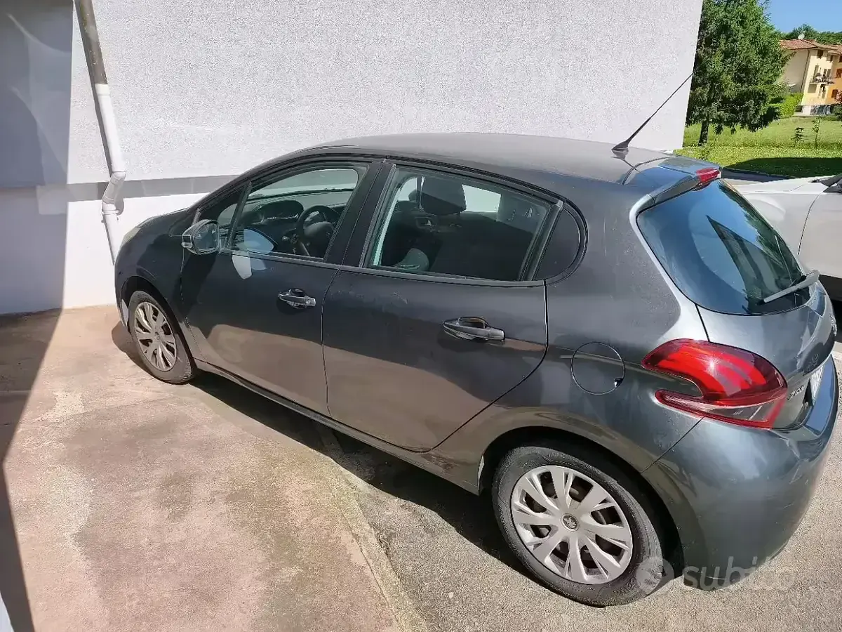 Usata Peugeot 208 68 CV (50 kW) 2015 Grigio Utilitaria
