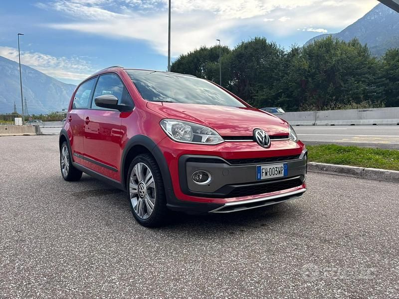 Begagnad VW up! 60 HK (44 kW) 2019 Röd Halvkombi