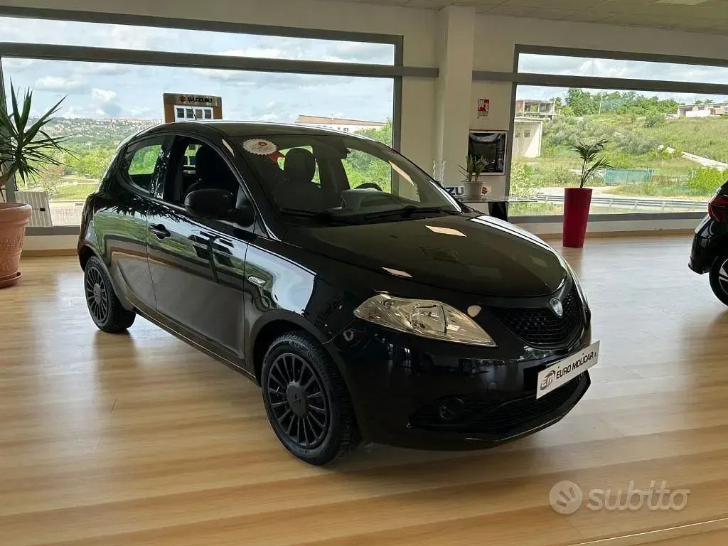 Usata Lancia Ypsilon 69 CV (50 kW) 2018 Nero Utilitaria