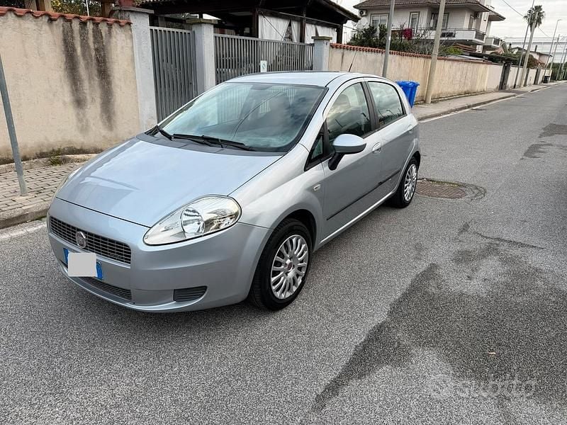 Grigio Usata 2008 Fiat Grande Punto Due volumi | 3500 € (Buon prezzo) - Immagine 1/4