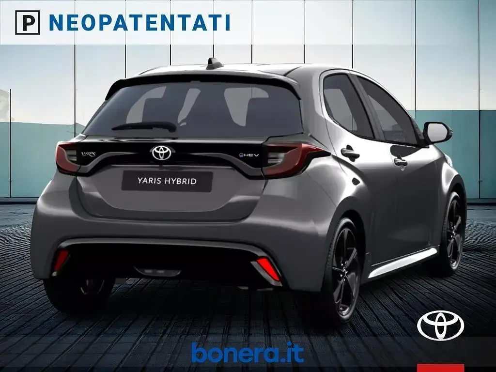 Nuova Toyota Yaris Hybrid Premium 131 CV (96 kW) 2026 Grigio Berlina
