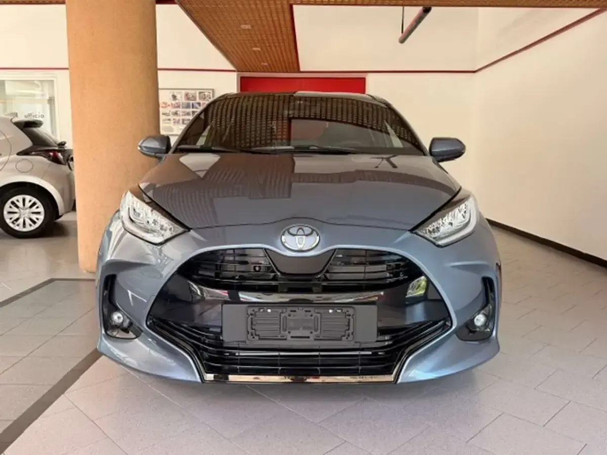 Nuova Toyota Yaris Hybrid Premium 92 CV (67 kW) 2026 Blu/azzurro Berlina