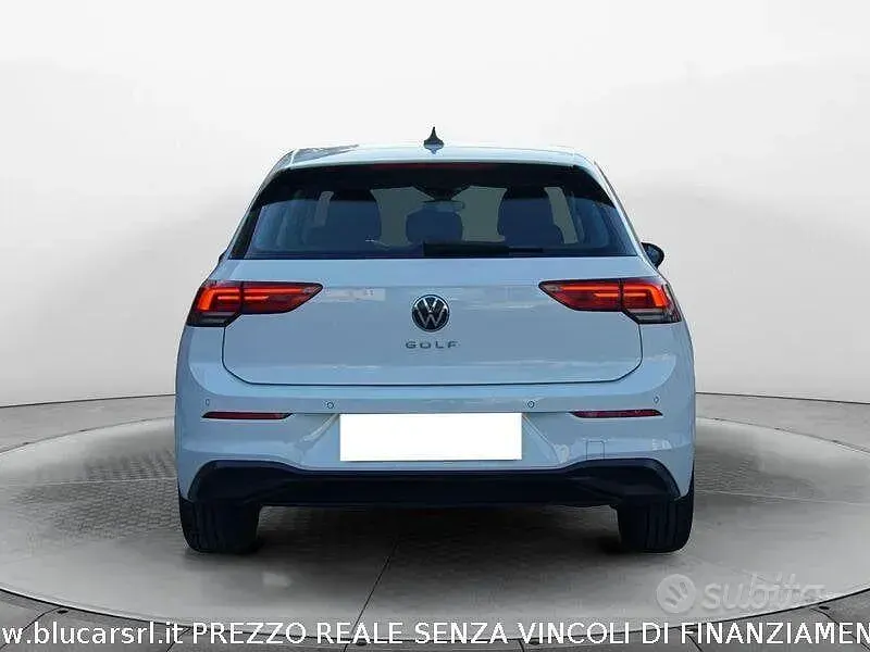 Usata VW Golf VIII Life 110 CV (80 kW) 2022 Bianco Utilitaria