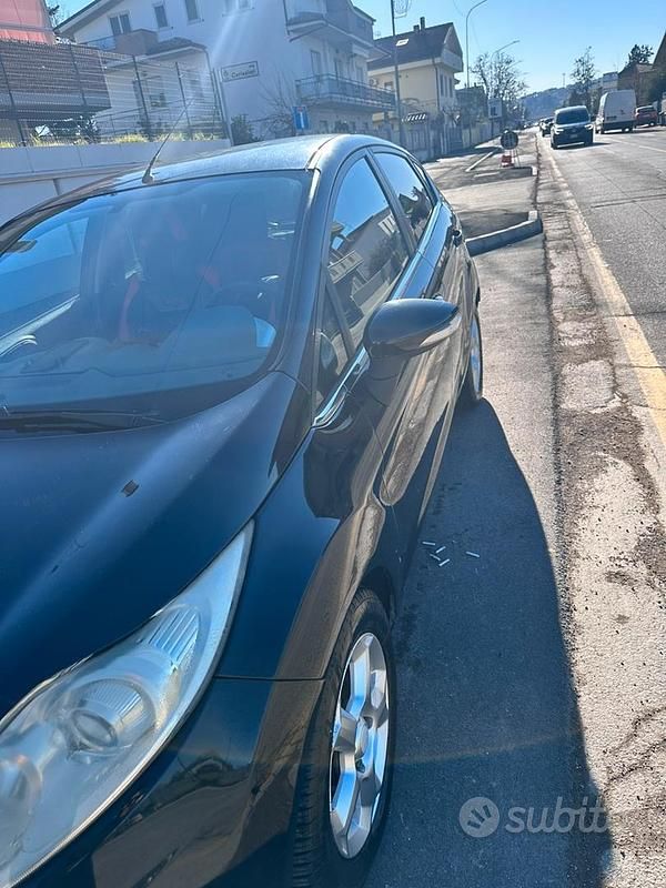 Usata Ford Fiesta 97 CV (71 kW) 2009 Nero Berlina