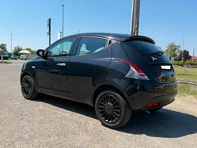 Usata Lancia Ypsilon 69 CV (50 kW) 2022 Nero Utilitaria