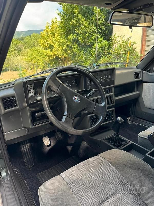 Usata Alfa Romeo 75 110 CV (80 kW) 1989 Grigio Berlina