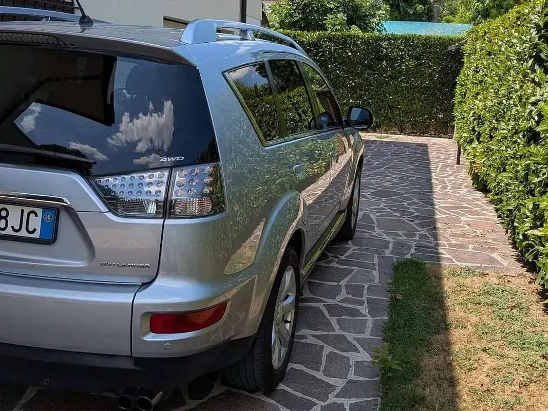 Usata Mitsubishi Outlander Instyle 156 CV (114 kW) 2010 Grigio SUV