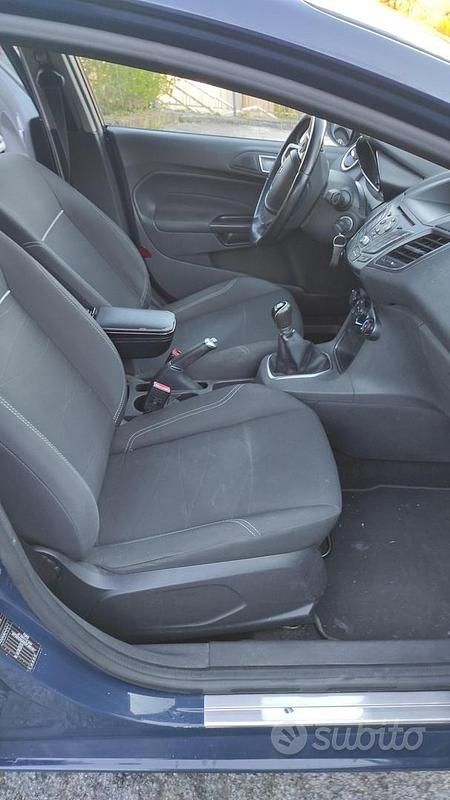Usata Ford Fiesta 75 CV (55 kW) 2015 Blu Utilitaria