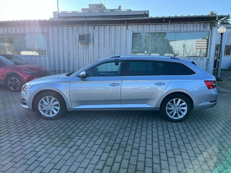 Usata Skoda Superb Executive 150 CV (110 kW) 2024 Grigio argento Station wagon