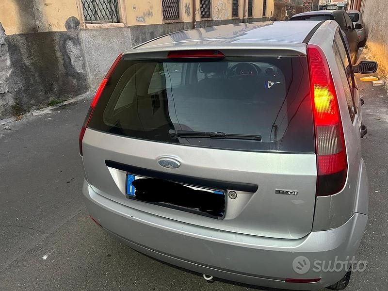 Usata Ford Fiesta 67 CV (49 kW) 2005 Grigio Utilitaria