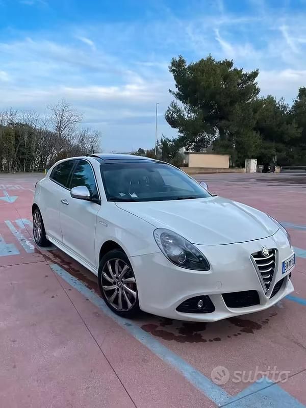 Usata Alfa Romeo Giulietta Distinctive 140 CV (102 kW) 2011 Bianco Utilitaria