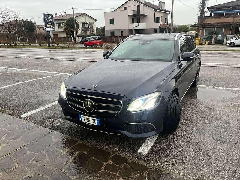 Usata Mercedes E300 Premium Plus 194 CV (142 kW) 2019 Blu/azzurro Station wagon