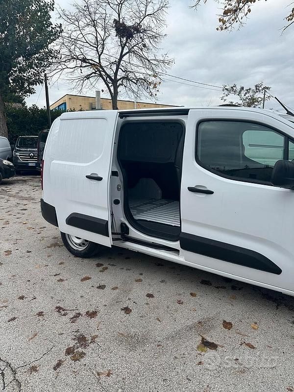 Usata Citroën Berlingo 102 CV (75 kW) 2025 Bianco Monovolume