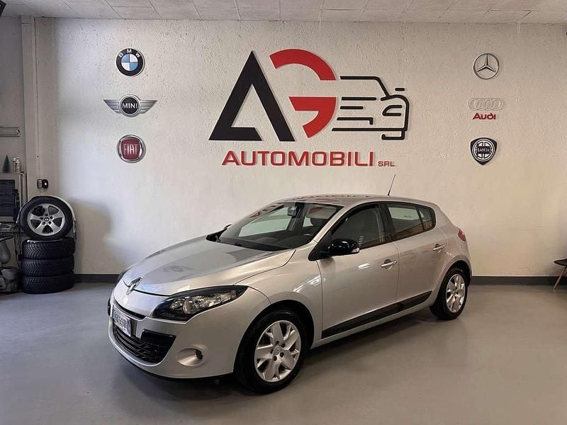 Argento Usata 2011 Renault Mégane Tre volumi | 5900 € (Cara) - Immagine 1/4