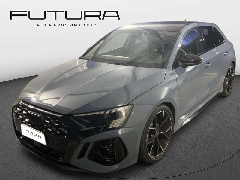 Grigio kemora Usata 2022 Audi RS3 Tre volumi | 53.990 € (Buon prezzo) - Immagine 1/4