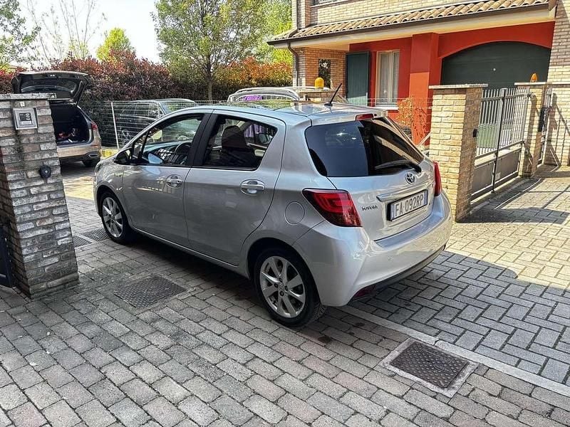Usata Toyota Yaris Hybrid Lounge 75 CV (55 kW) 2015 Berlina