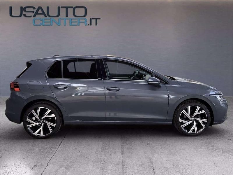 Usata VW Golf VIII Life 110 CV (80 kW) 2020 Dolphin grey metallizzato Berlina