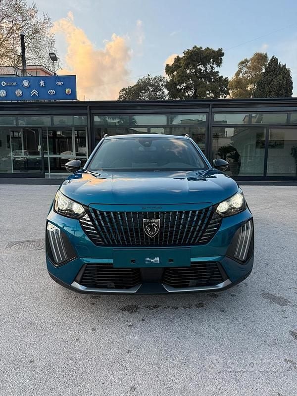 Usata Peugeot 2008 Allure 102 CV (75 kW) 2025 Verde SUV
