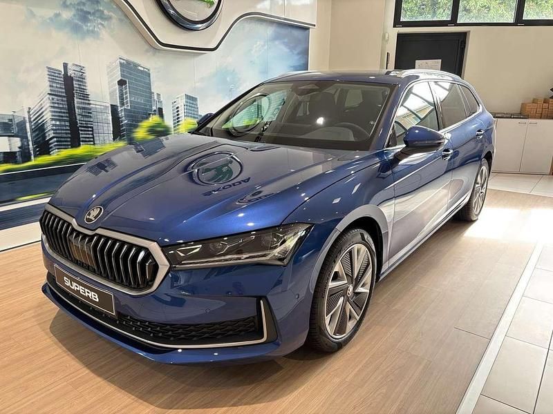Blu cobalto metallizzato Usata 2024 Skoda Superb Style Station wagon | 38.900 € - Immagine 1/4