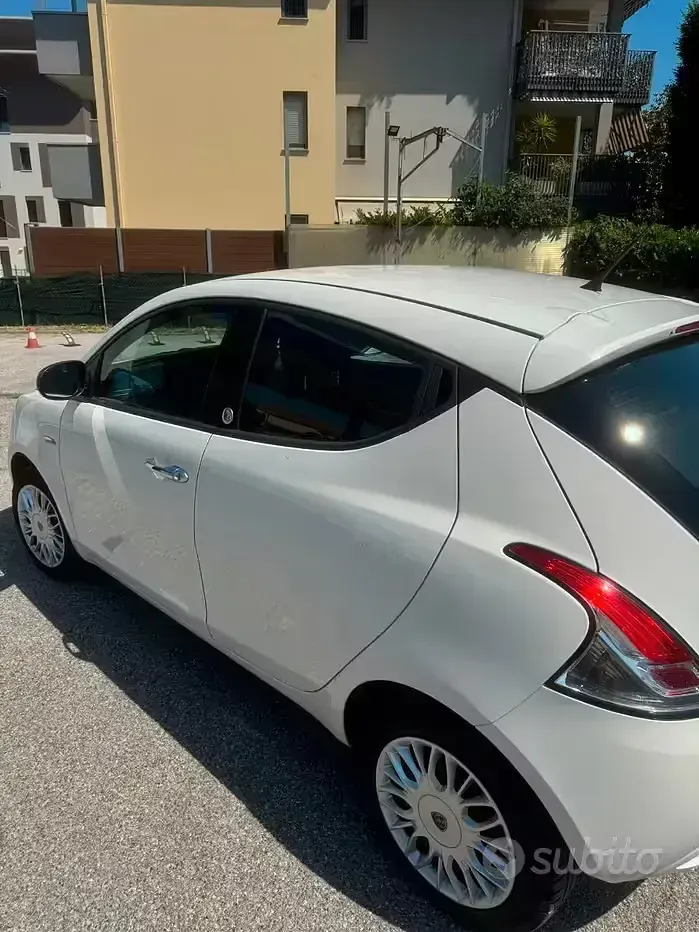 Usata Lancia Ypsilon 60 CV (44 kW) 2016 Bianco Utilitaria