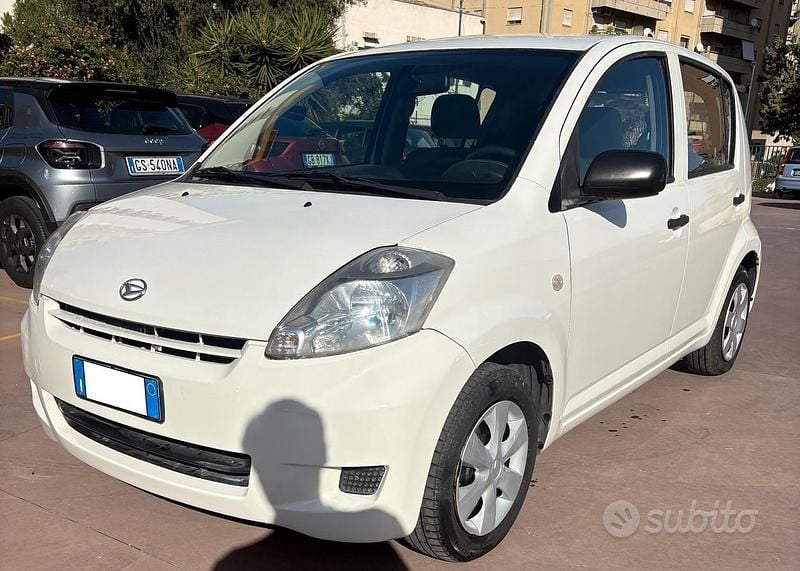Bianco Usata 2010 Daihatsu Sirion Due volumi | 2799 € (Ottimo prezzo) - Immagine 1/4