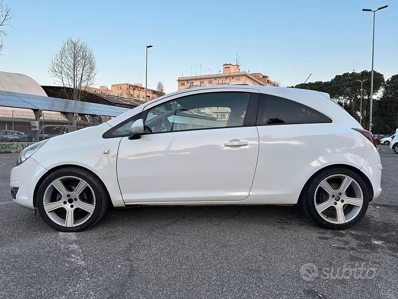 Usata Opel Corsa Enjoy 80 CV (58 kW) 2009 Bianco Utilitaria