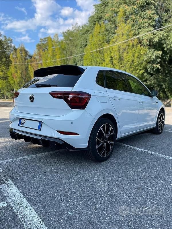 Usata VW Polo R-line 95 CV (69 kW) 2023 Bianco Utilitaria