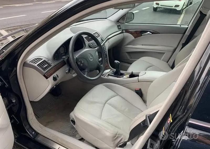 Usata Mercedes E200 163 CV (119 kW) 2005 Nero Berlina
