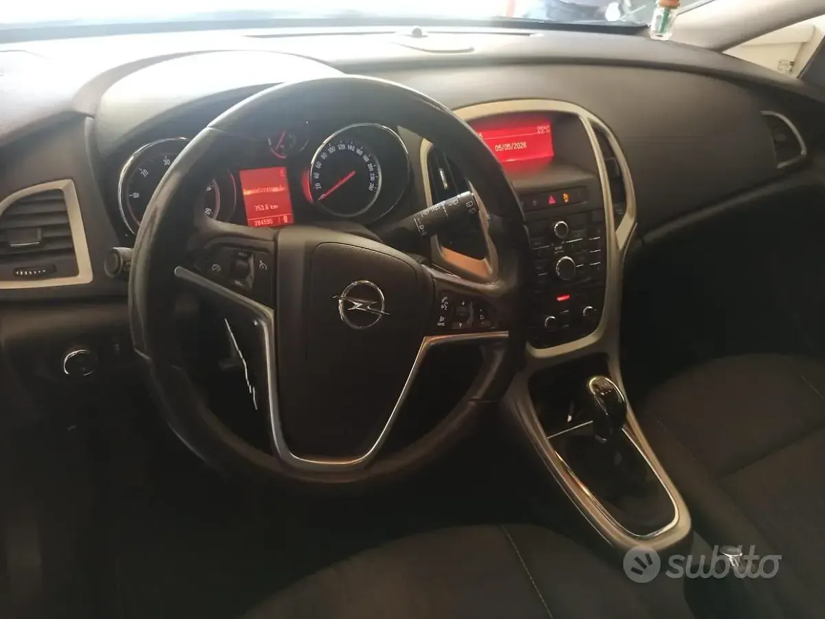 Usata Opel Astra 110 CV (80 kW) 2010 Bianco Berlina