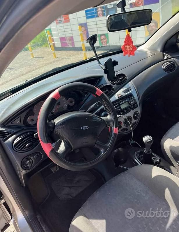 Begagnad Ford Focus 2001 Grå Kombi
