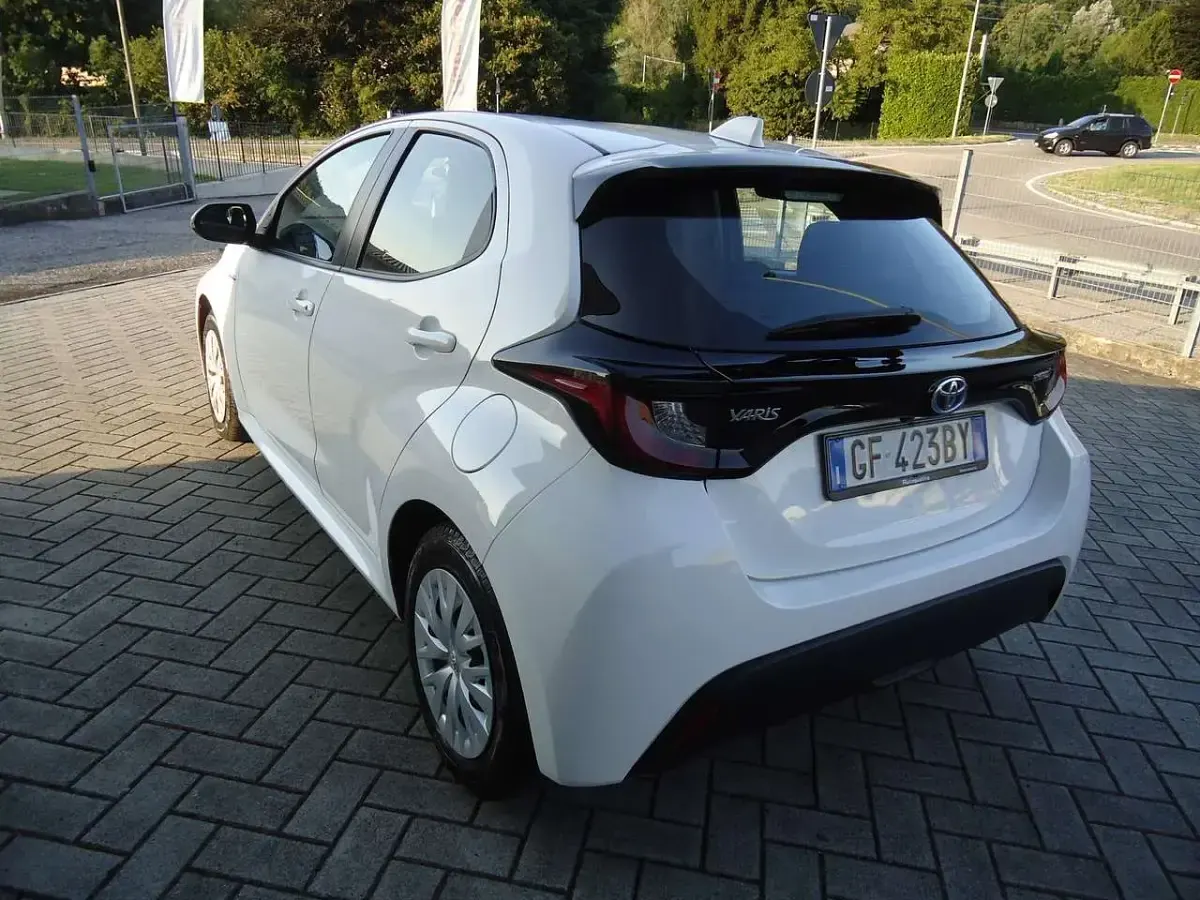 Usata Toyota Yaris Hybrid 92 CV (67 kW) 2021 Bianco Berlina