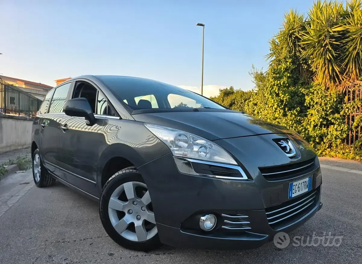 Usata Peugeot 5008 112 CV (82 kW) 2012 Grigio Monovolume