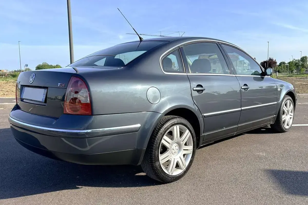 Usata VW Passat Highline 131 CV (96 kW) 2001 Grigio Berlina